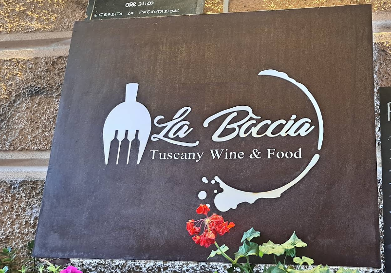 Dehors esterno accogliente e caratteristico del wine bar La Boccia Tuscany a Rapallo